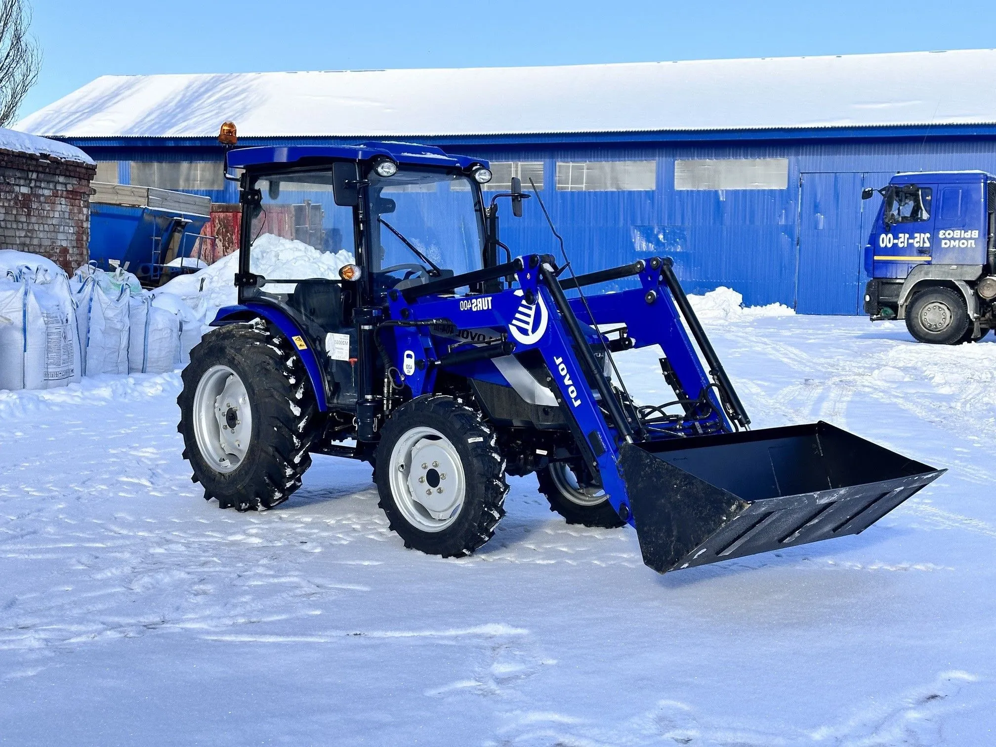 Минитрактор Lovol TE-404 с кабиной III генерация с погрузчиком TURS-400